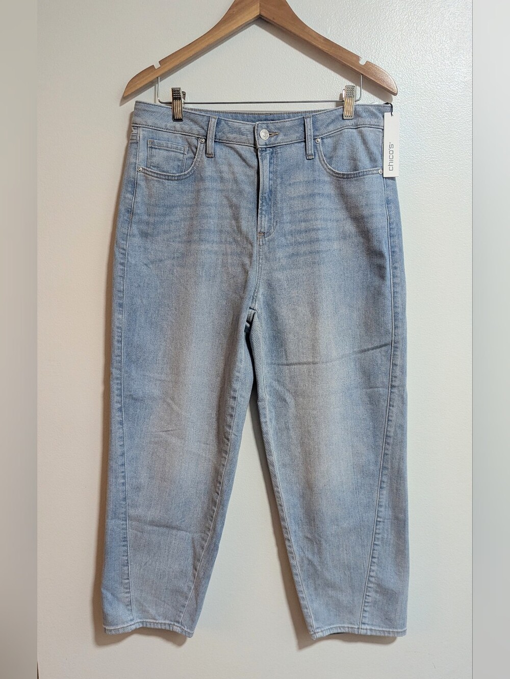 NWT Chico's Size 1.5R Light Wash Denim Cropped Barrel Leg Jeans